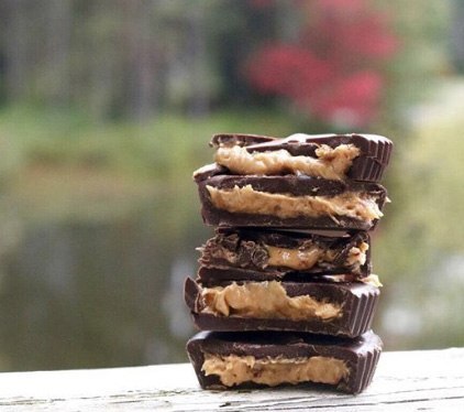 Copos De Manteiga De Amendoim De Chocolate Escuro - 4 oz. Unreal - Imagem 5